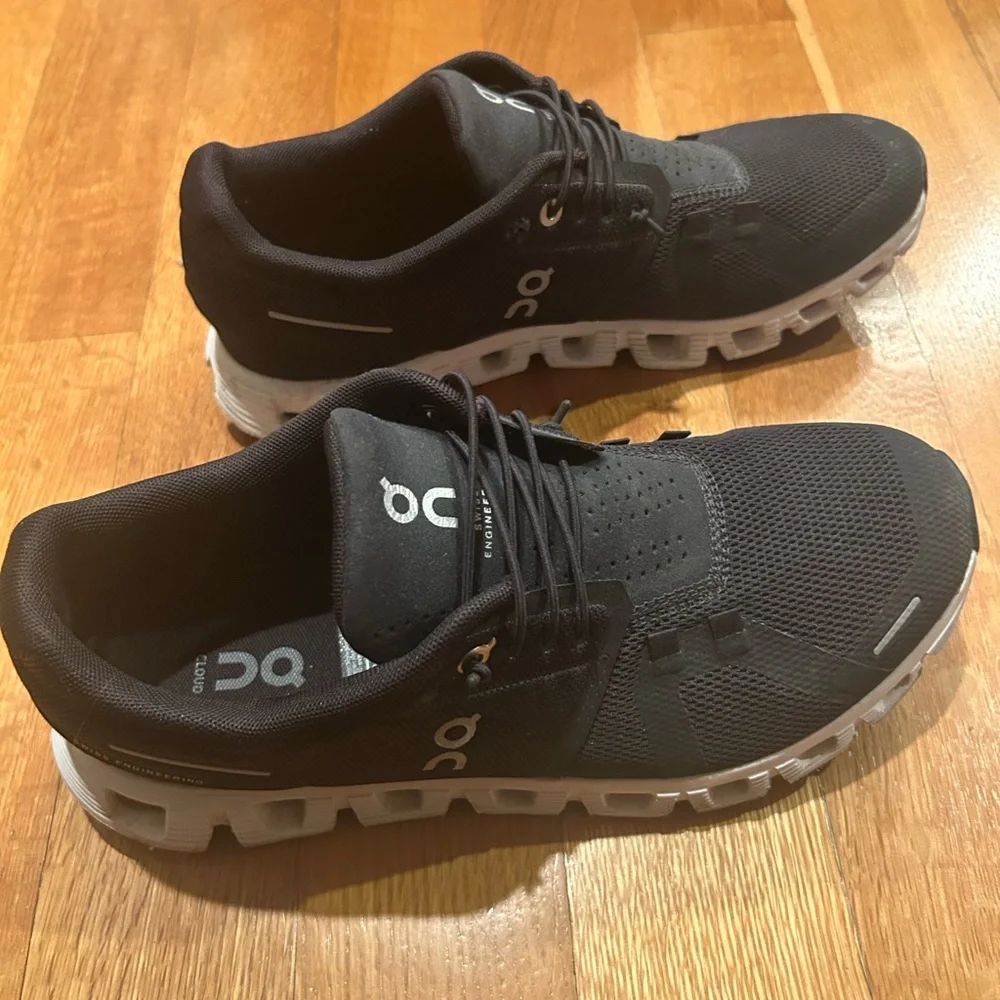 On Cloud 5 Women’s Sneakers in Black. Size 8.5. Excellent condition! - Picture 5 of 8
